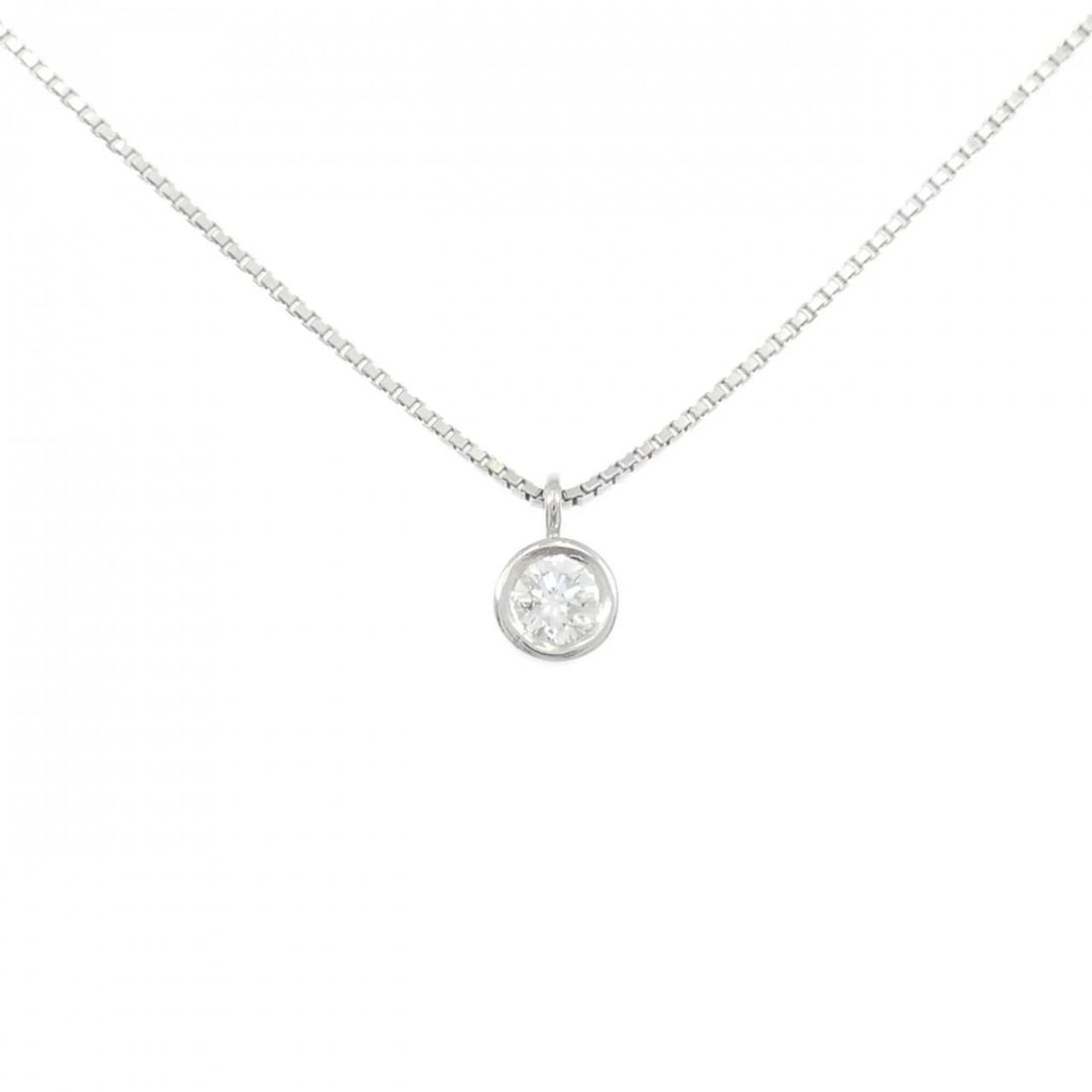 PT900/PT850 SOLITAIRE DIAMOND NECKLACE: PT900/PT850 Solitaire Diamond Necklace Brand: Unbranded Type/Style: Diamond Necklace Material: Platinum900/Platinum850, Main Stone Natural Color: PT Size: Length: 43cm Accessories: None Accessories