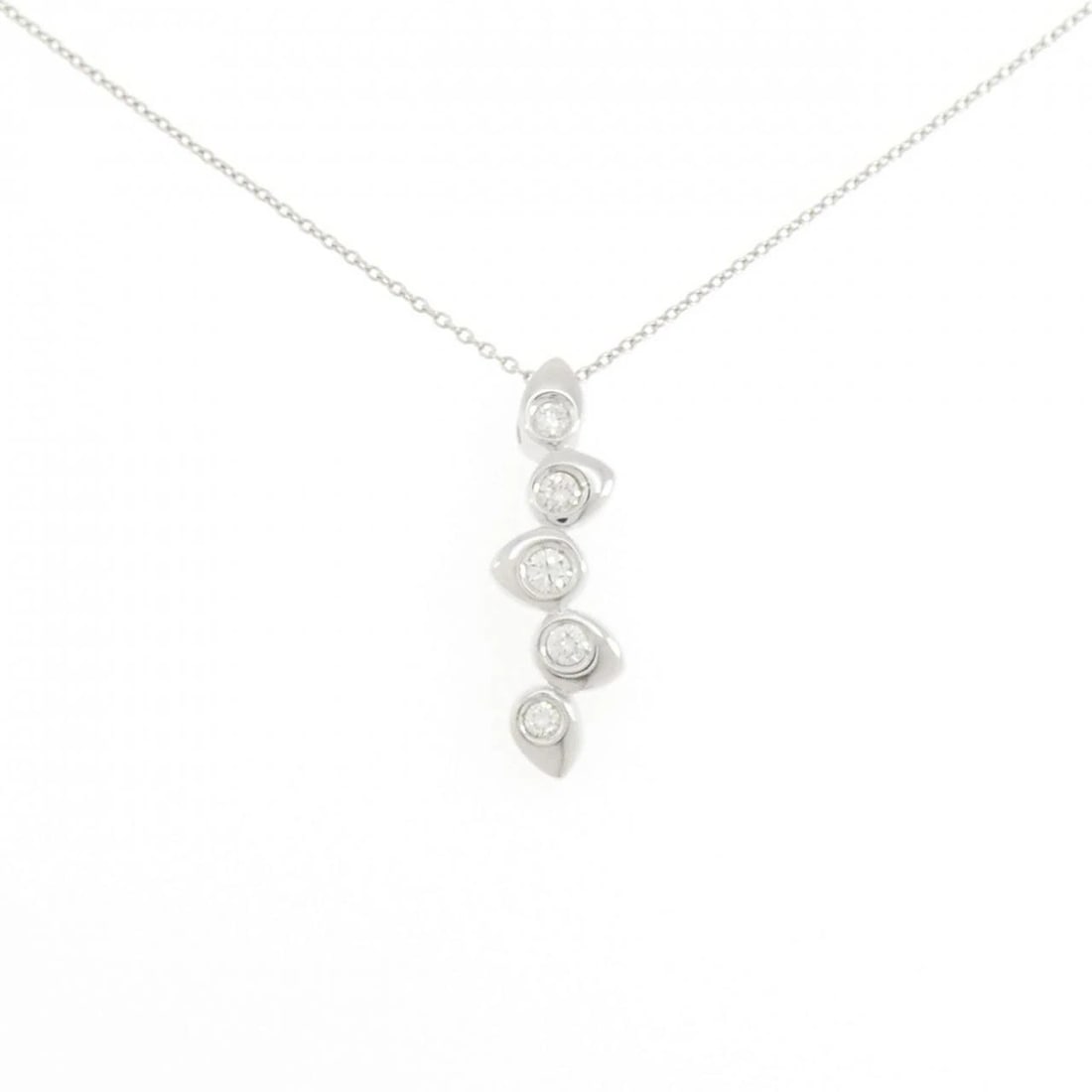 K18WG DIAMOND NECKLACE: K18WG Diamond Necklace Brand: Unbranded Type/Style: Diamond Necklace Material: K18 white gold, Main Stone Natural Color: WG Size: Length: 45cm Accessories: None Accessories Notice: When purchasing