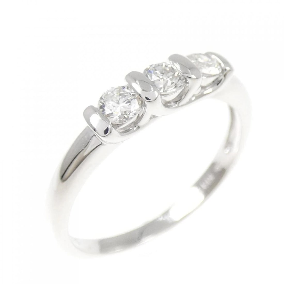 K18WG DIAMOND RING: K18WG Diamond Ring Brand: Unbranded Type/Style: Diamond Ring Material: K18 white gold, Main Stone Natural Color: WG Size: US 7 Accessories: None Accessories Notice: When purchasing pre-owned goods,
