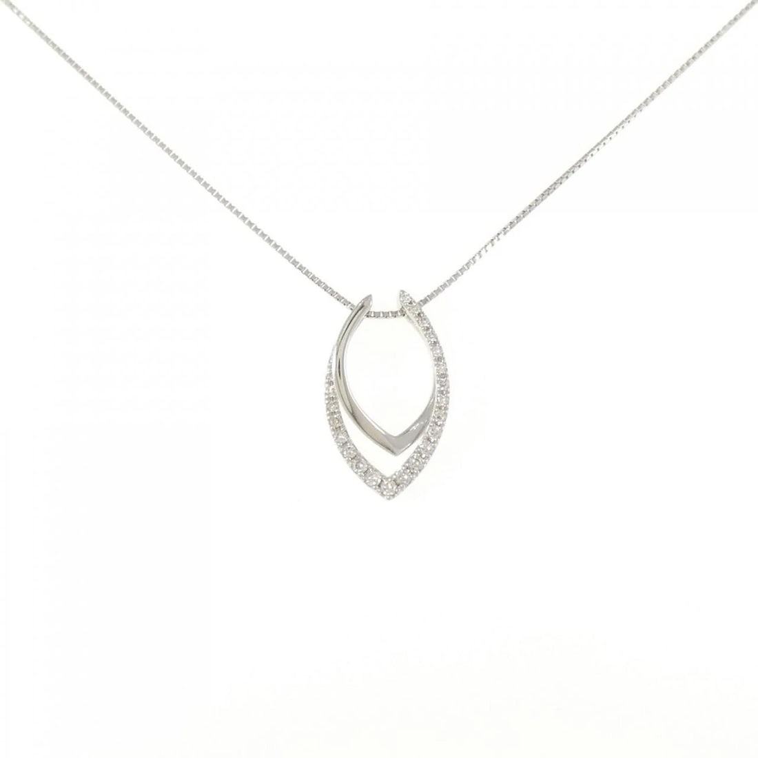 PT900/PT850 DIAMOND NECKLACE: PT900/PT850 Diamond Necklace Brand: Unbranded Type/Style: Diamond Necklace Material: Platinum900/Platinum850, Main Stone Natural Color: PT Size: Length: 45cm Accessories: None Accessories Notice: