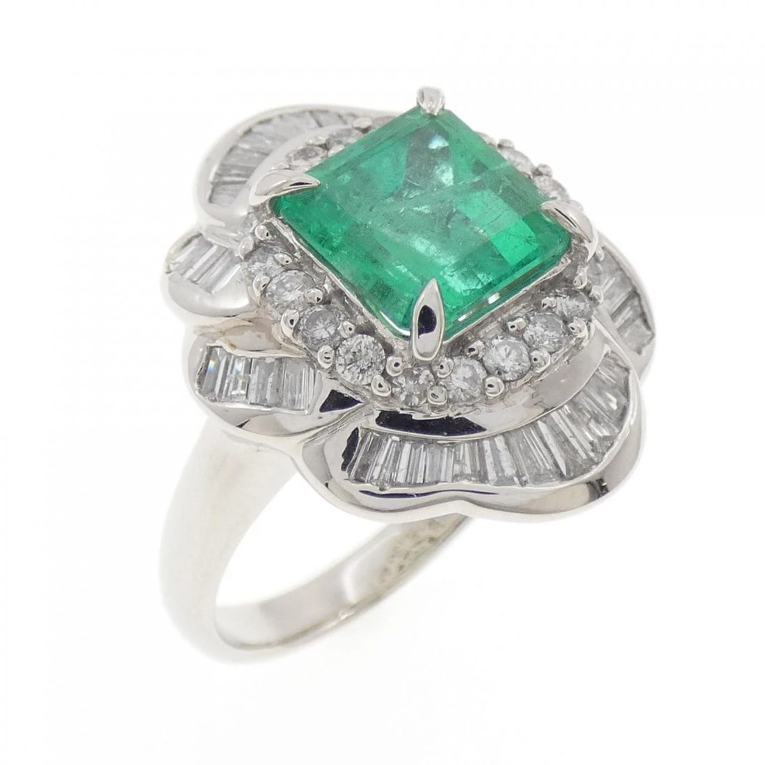 PT900 EMERALD RING: PT900 Emerald Ring Brand: Unbranded Type/Style: Emerald Ring Material: Platinum900, Color: Platinum Size: US7 3/4 Accessories: None Accessories Notice: When purchasing pre-owned goods, please refer