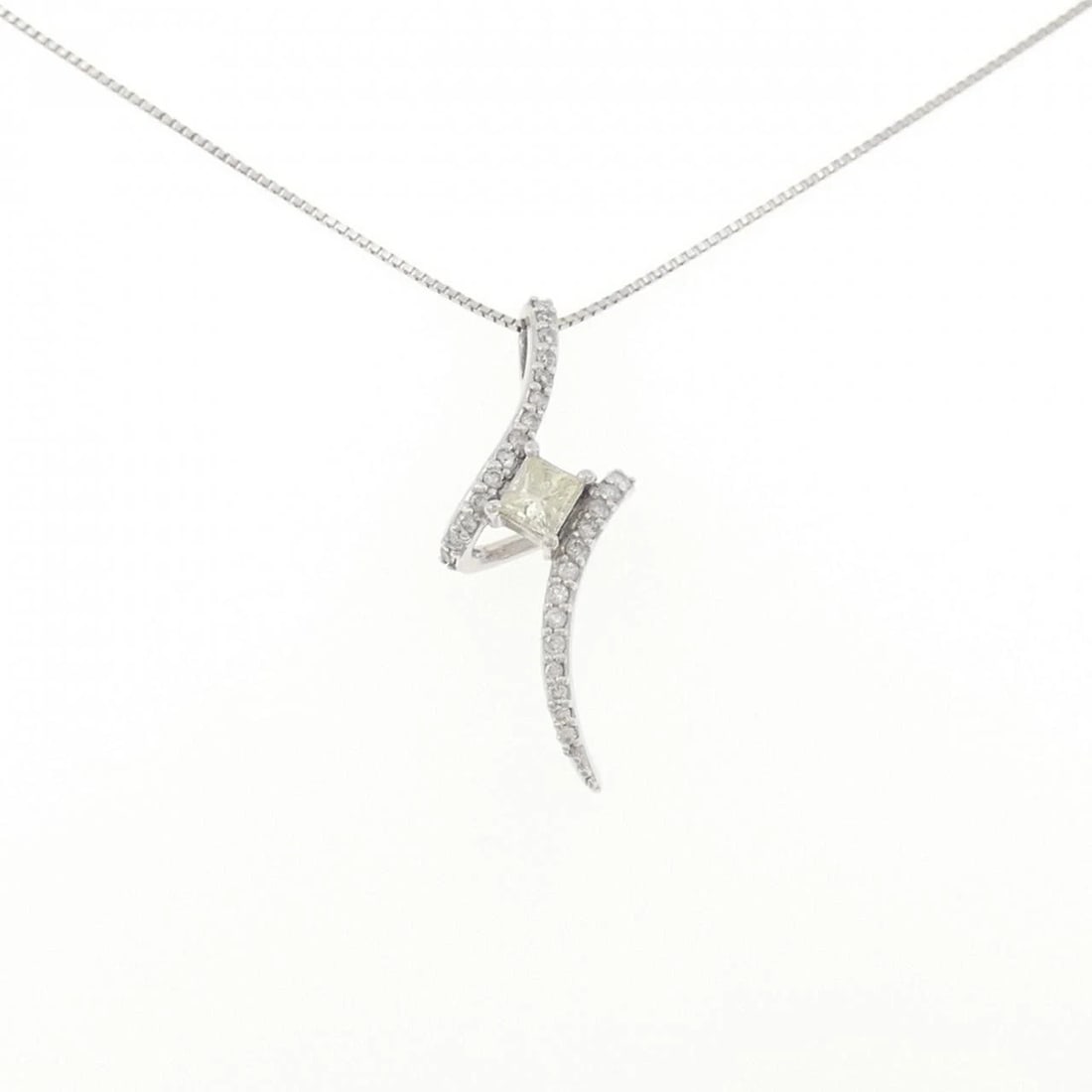 PT900/PT850 DIAMOND NECKLACE: PT900/PT850 Diamond Necklace Brand: Unbranded Type/Style: Diamond Necklace Material: Platinum900/Platinum850, Main Stone Natural Color: Platinum Size: 45cm Pendant length approx. x width approx.:
