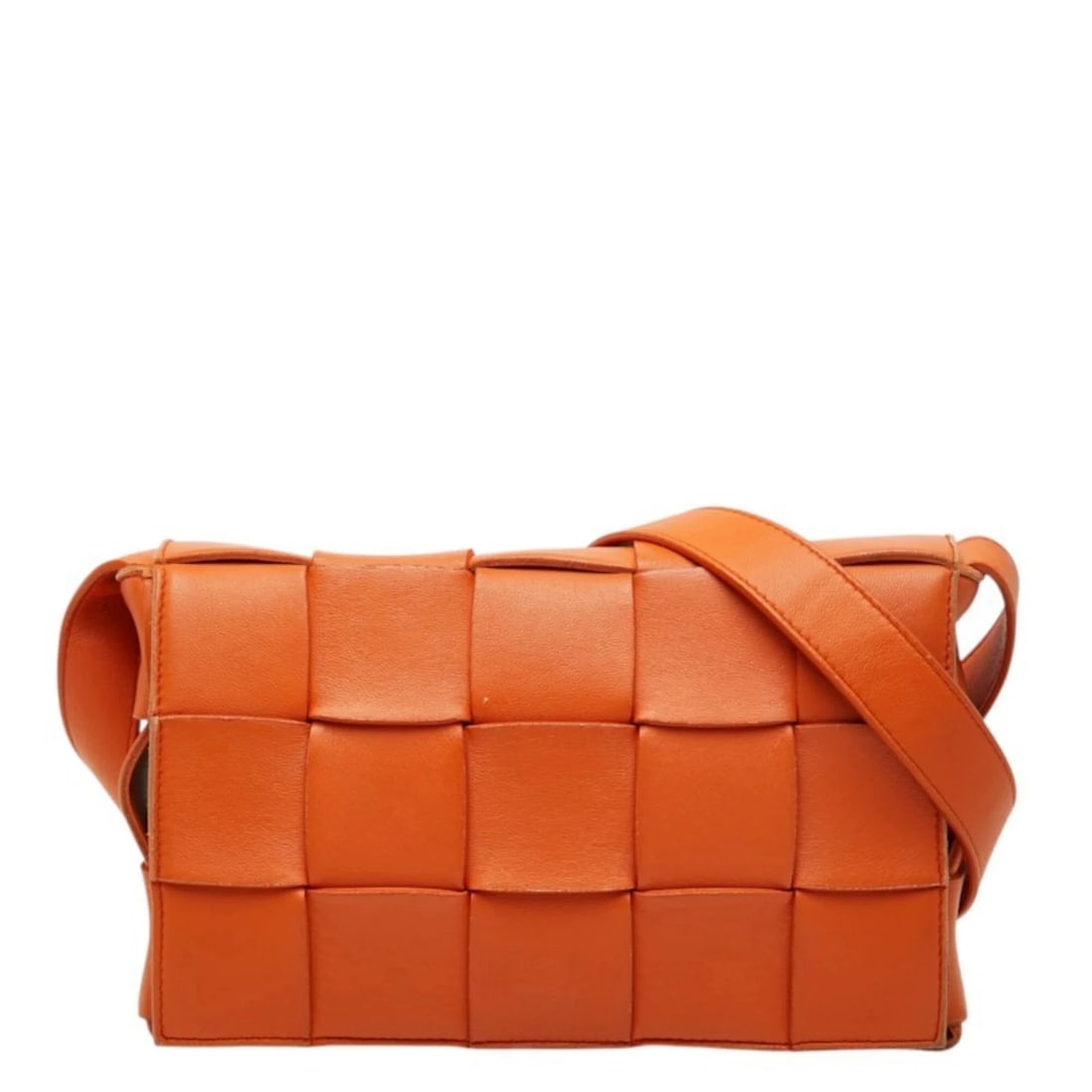 BOTTEGA VENETA MAXI INTRECCIATO CASSETTE CROSSBODY: Bottega Veneta Maxi Intrecciato Cassette Crossbody Brand: Bottega Veneta Type/Style: Shoulder bag Material: Leather Color: Orange Size: (HxWxD) 15cm x 22.5cm x 5.5cm / 5.9inch x 8.85inch x 2.16inch