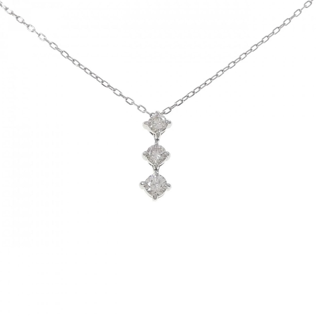 PT900/PT850 THREE STONE DIAMOND NECKLACE: PT900/PT850 Three Stone Diamond Necklace Brand: Unbranded Type/Style: Diamond Necklace Material: PT900/PT850 Color: Size: Actual Size Pendant length approx. x width approx.: 16.2mmx5.5mm Chain