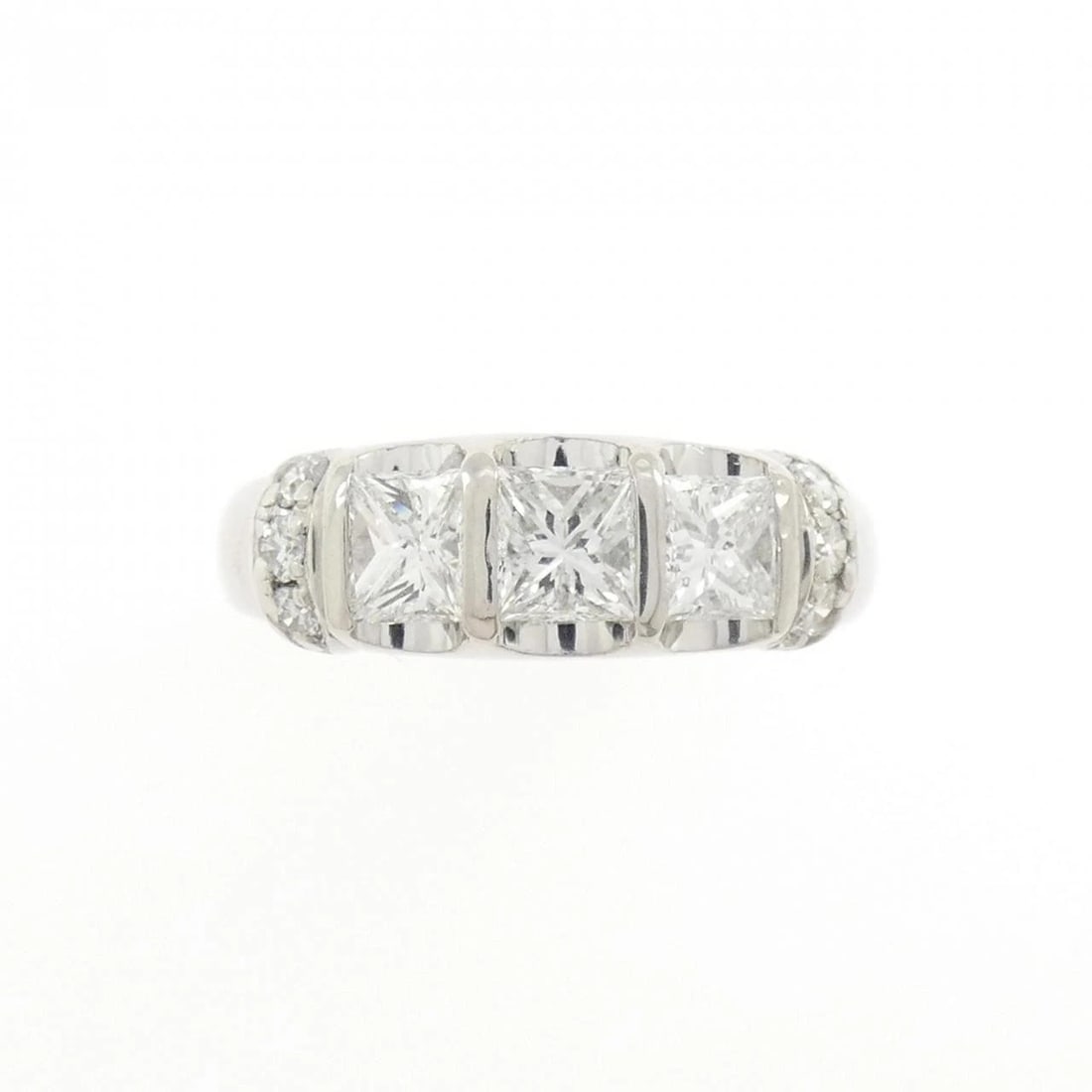 PT900 DIAMOND RING: PT900 Diamond Ring Brand: Unbranded Type/Style: Diamond Ring Material: PT900 Color: Size: US5 1/4 Accessories: None Accessories Notice: When purchasing pre-owned goods, please refer to the photos of