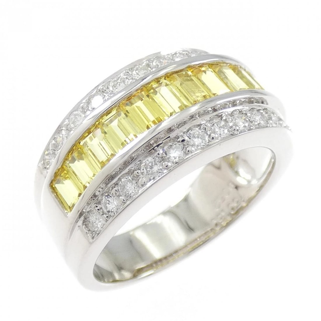 750WG SAPPHIRE RING: 750WG Sapphire Ring Brand: Unbranded Type/Style: Sapphire Ring Material: 750WG Main Stone Sapphire Color: WG Size: US6 1/2 Accessories: None Accessories Notice: When purchasing pre-owned goods,