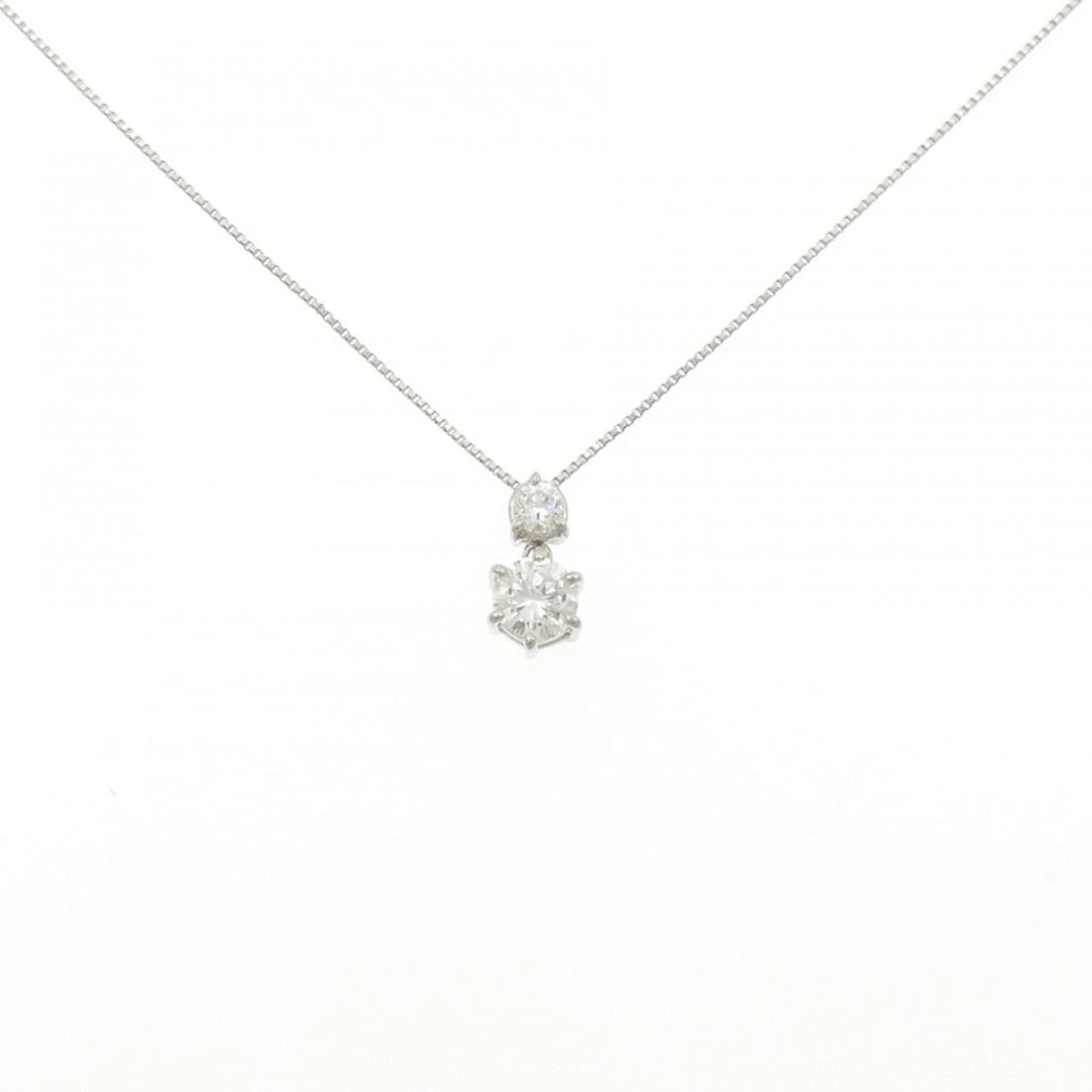 PT900/PT850 DIAMOND NECKLACE: PT900/PT850 Diamond Necklace Brand: Unbranded Type/Style: Necklace Material: PT900/PT850 Color: Size: Actual Size Pendant length approx. x width approx.: 9.7mmx5.6mm Chain maximum width approx.: