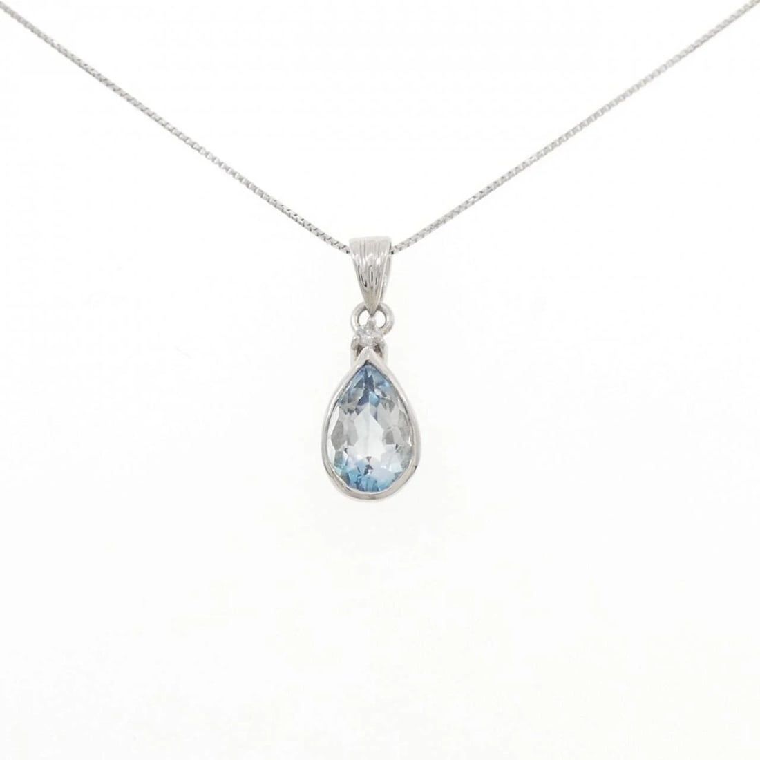 PT900/PT850 AQUAMARINE NECKLACE: PT900/PT850 Aquamarine Necklace Brand: Unbranded Type/Style: Aquamarine Necklace Material: Color: Size: Actual Size Pendant length approx. x width approx.: 19.8mmx7.2mm Chain maximum width approx.: 0.