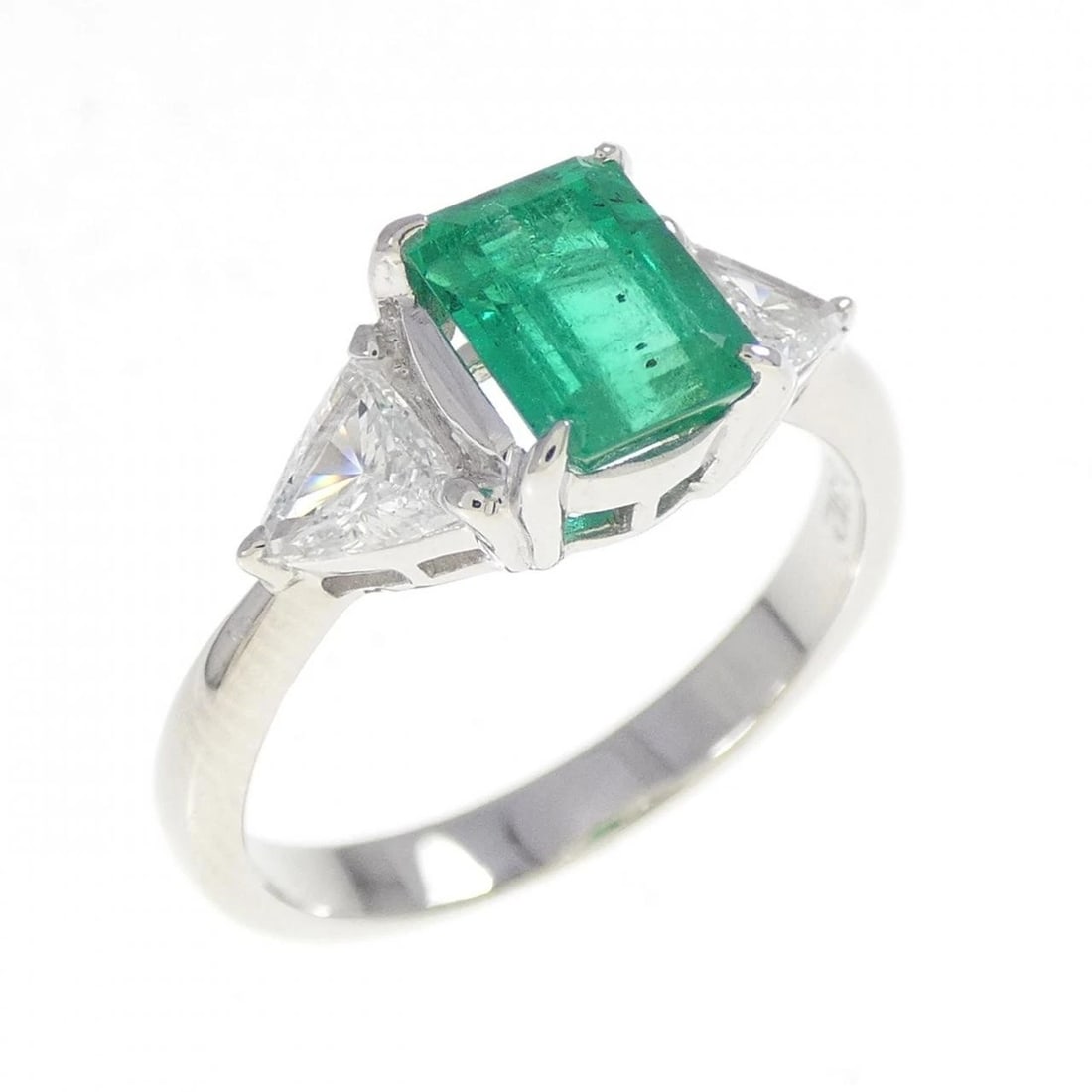PT900 EMERALD RING: PT900 Emerald Ring Brand: Unbranded Type/Style: Emerald Ring Material: Color: Size: US5 3/4 Accessories: None Accessories Notice: When purchasing pre-owned goods, please refer to the photos of the
