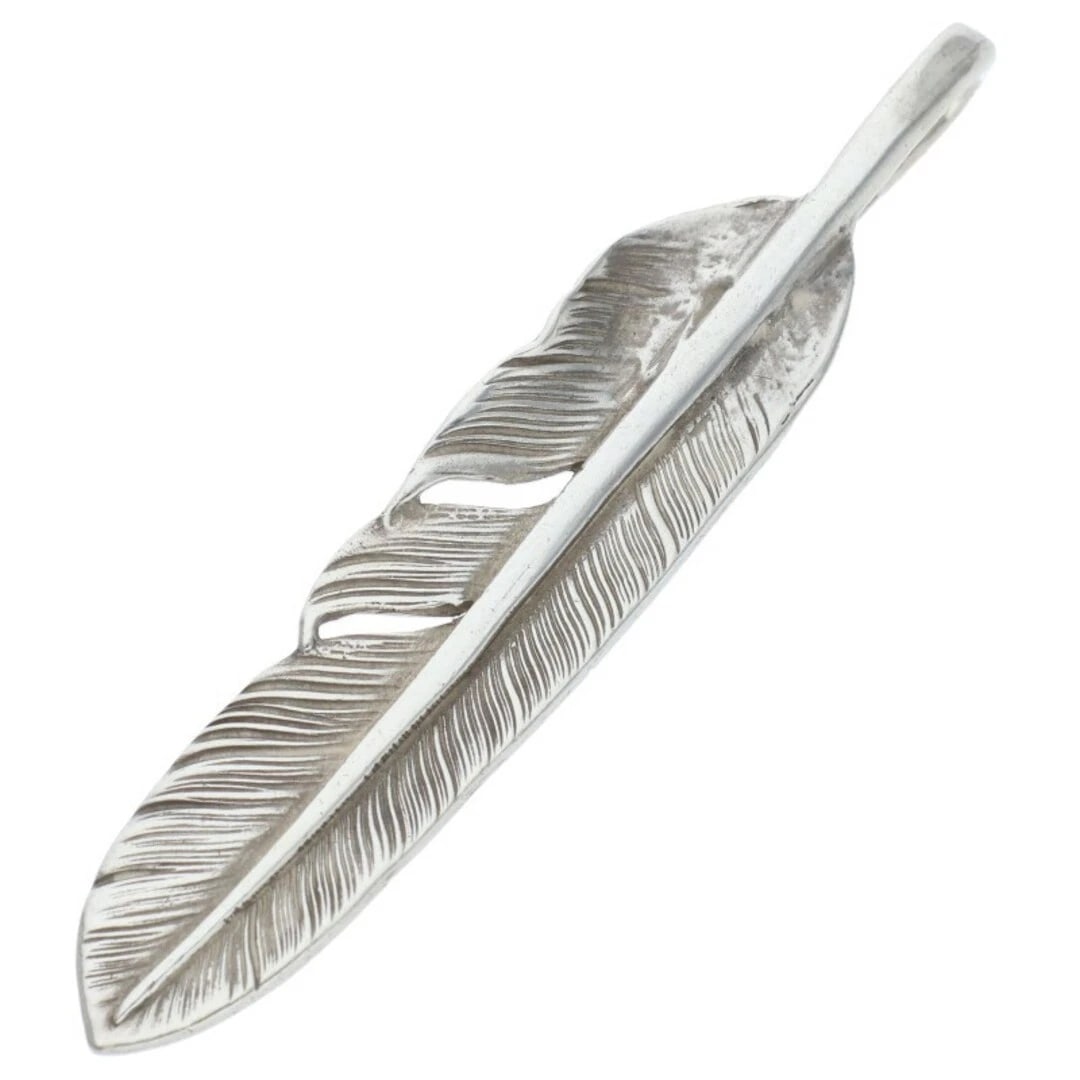 GORROWS SV FEATHER LARGE RIGHT FACING NECKLACE: Gorrows SV Feather Large Right Facing Necklace Brand: goro's Type/Style: Necklace Material: Color: Silver Size: Width 0.9cm, vertical 4.3cm Accessories: None Accessories Notice: When purchasing