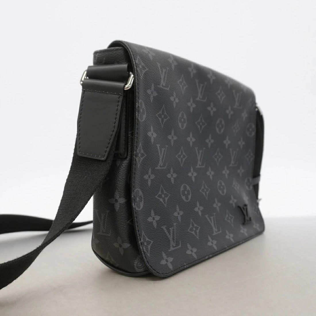 LOUIS VUITTON MONOGRAM ECLIPSE DISTRICT - 2