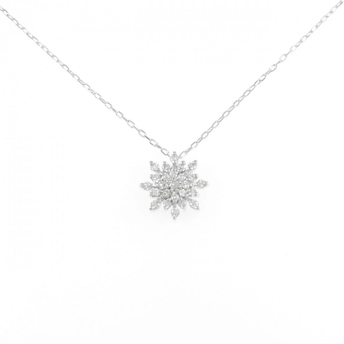 K18WG DIAMOND NECKLACE: K18WG Diamond Necklace Brand: Unbranded Type/Style: Diamond Necklace Material: Color: WG Size: Actual Size Pendant length approx. x width approx.: 11.8mmx11.7mm Chain maximum width approx.: 0.9mm