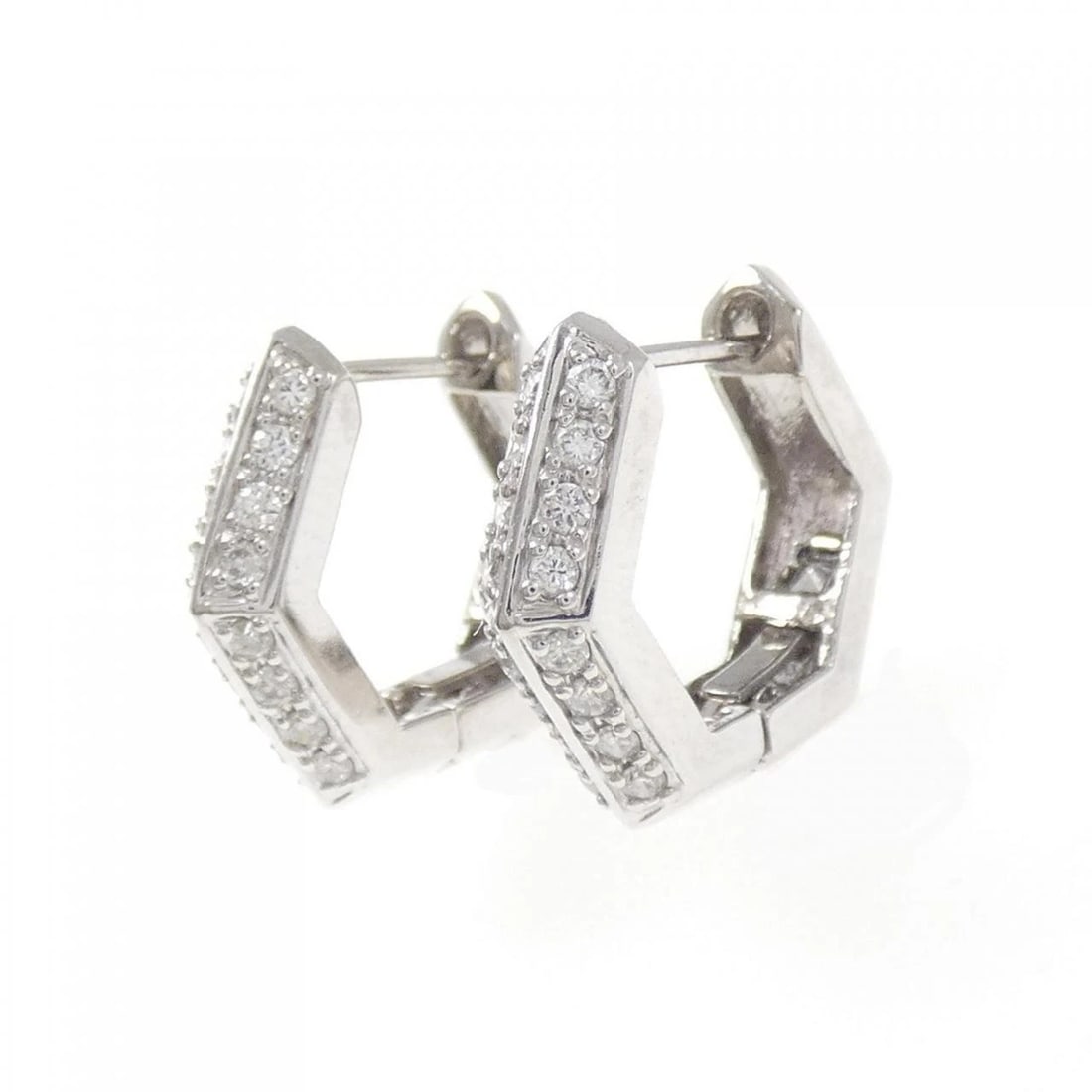 PT900 DIAMOND PIERCE: PT900 Diamond Pierce Brand: Unbranded Type/Style: Diamond Pierce/Earring Material: Color: Size: Actual Size Approx. length x width: 13.5mm x 3.5mm Accessories: None Accessories Notice: When