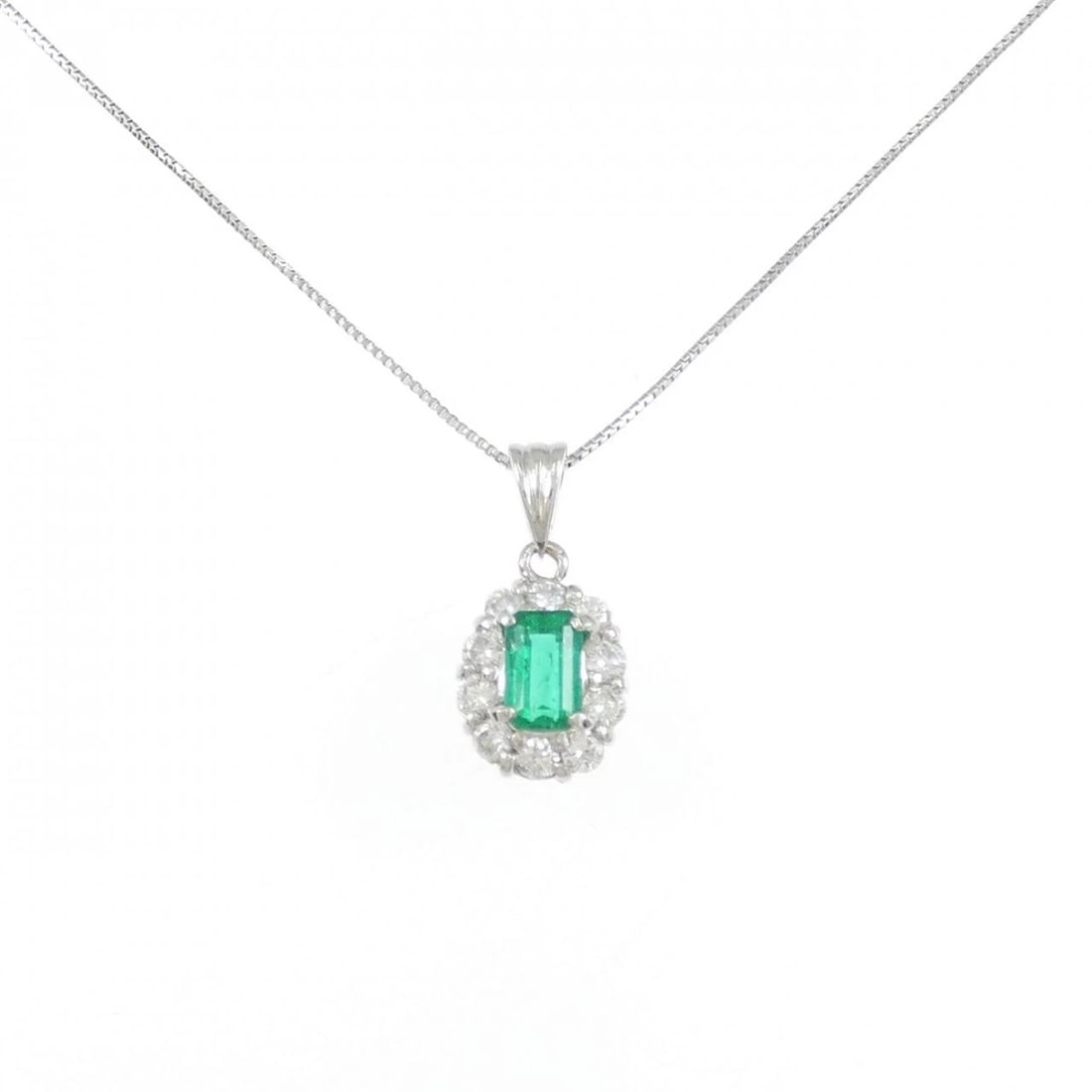 PT900/PT850 EMERALD NECKLACE: PT900/PT850 Emerald Necklace Brand: Unbranded Type/Style: Emerald Necklace Material: Color: Size: Actual Size Pendant length approx. x width approx.: 16.8mmx8.2mm Chain maximum width approx.: 0.7mm