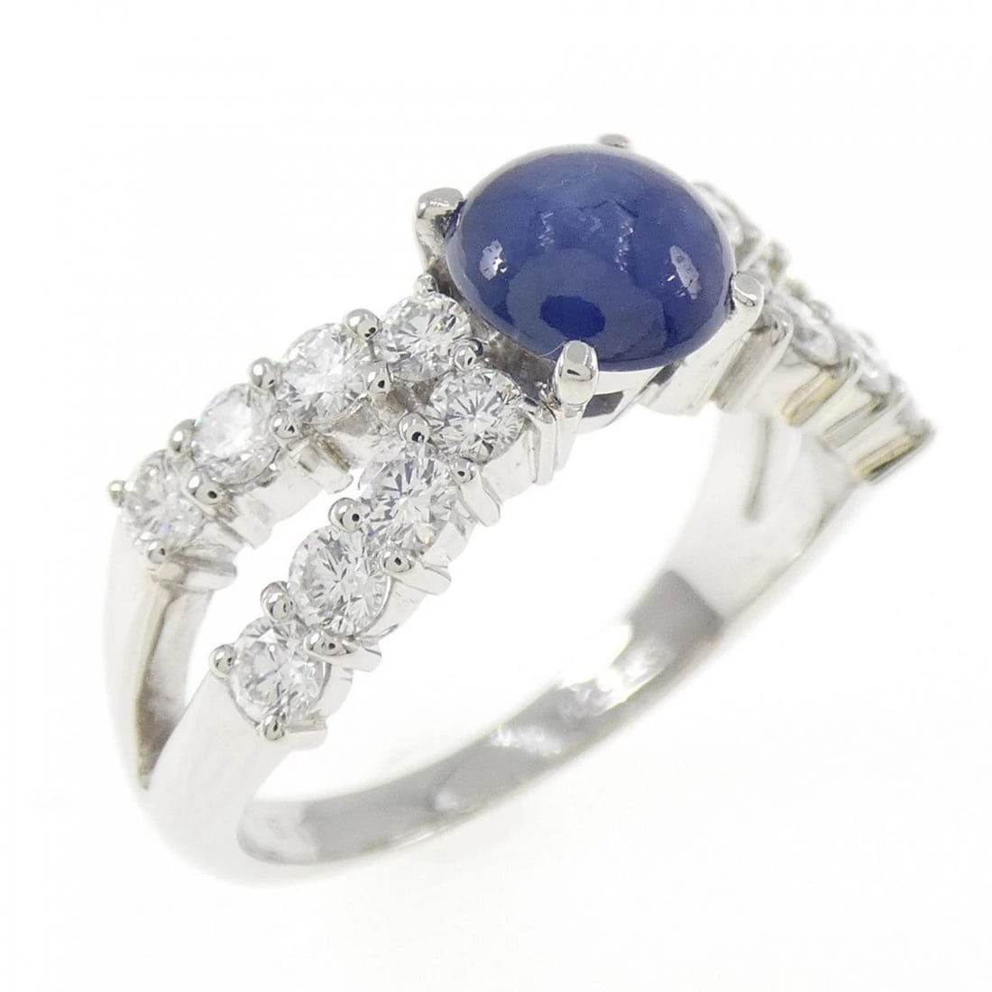 PT900 SAPPHIRE RING: PT900 Sapphire Ring Brand: Unbranded Type/Style: Sapphire Ring Material: Color: Size: US5 3/4 Accessories: None Accessories Notice: When purchasing pre-owned goods, please refer to the photos of the