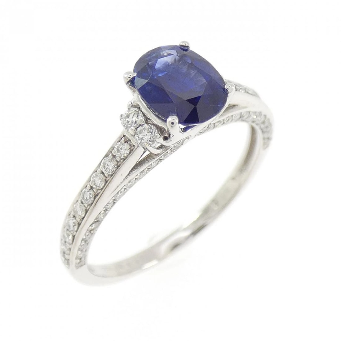 750WG SAPPHIRE RING: 750WG Sapphire Ring Brand: Unbranded Type/Style: Sapphire Ring Material: Color: Size: US5 3/4 Accessories: None Accessories Notice: When purchasing pre-owned goods, please refer to the photos of the