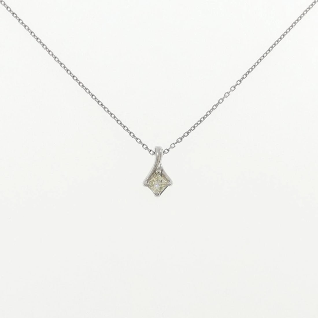 PT850 DIAMOND NECKLACE: PT850 Diamond Necklace Brand: Unbranded Type/Style: Diamond Necklace Material: Color: Size: Actual Size Pendant length approx. x width approx.: 11.5mmx6.7mm Chain maximum width approx.: 0.7mm Size