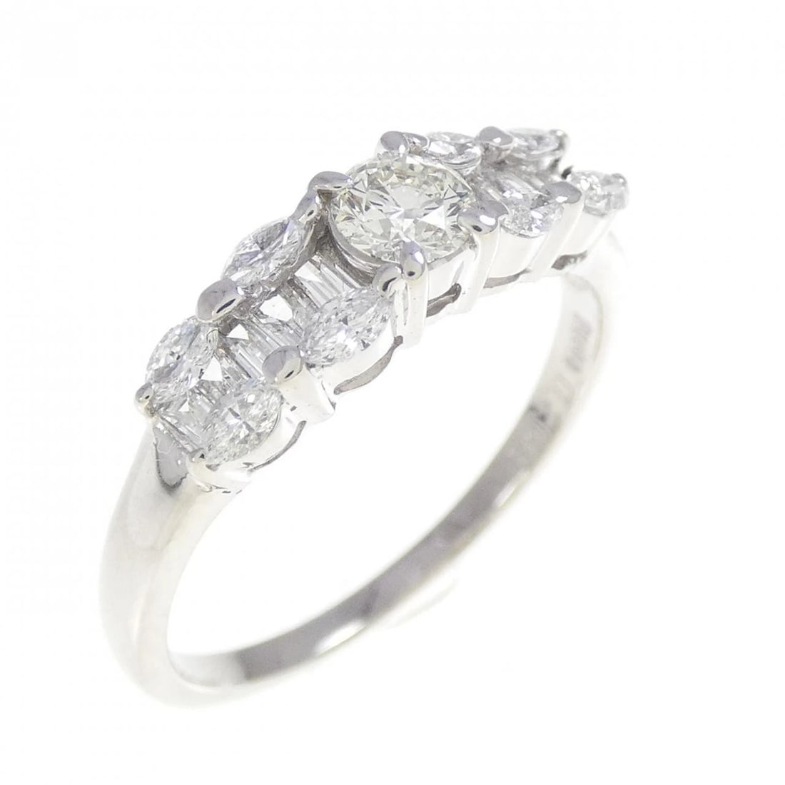 PT900 DIAMOND RING: PT900 Diamond Ring Brand: Unbranded Type/Style: Diamond Ring Material: PT900 Color:None Size: US6 1/4 Accessories: None Accessories Notice: When purchasing pre-owned goods, please refer to the photos