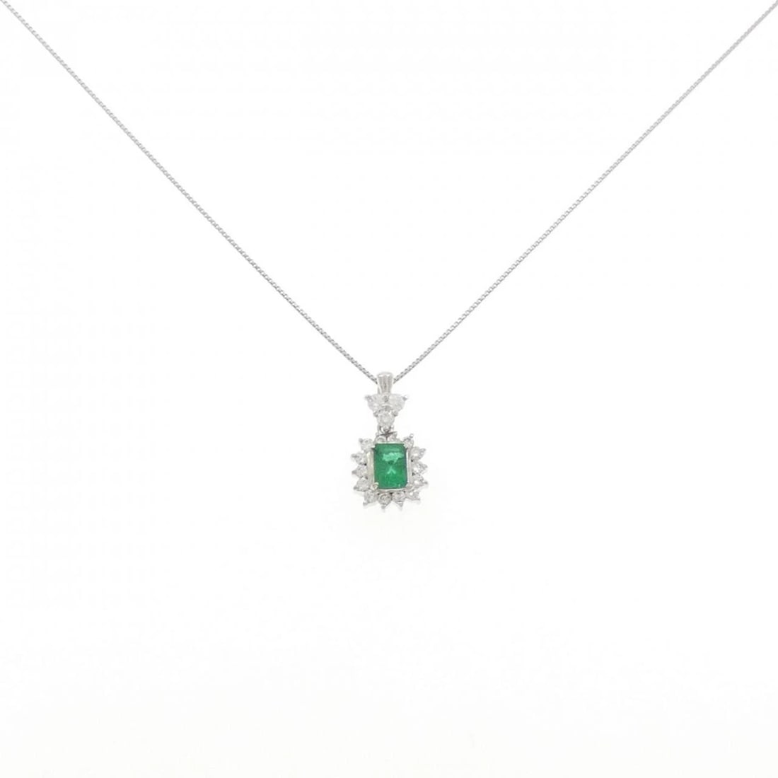 PT900/PT850 EMERALD NECKLACE: PT900/PT850 Emerald Necklace Brand: Unbranded Type/Style: Emerald Necklace Material:PT900/PT850 Color:None Size: Actual Size Pendant length approx. x width approx.: 15.7mmx8.4mm Chain maximum width