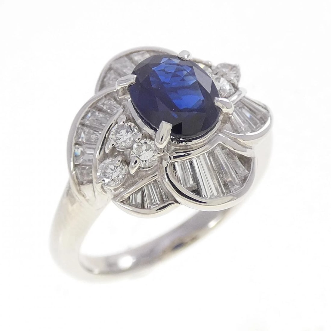 PT900 SAPPHIRE RING: PT900 Sapphire Ring Brand: Unbranded Type/Style: Sapphire Ring Material: Color: Size: US6 1/4 Accessories: None Accessories Notice: When purchasing pre-owned goods, please refer to the pho
