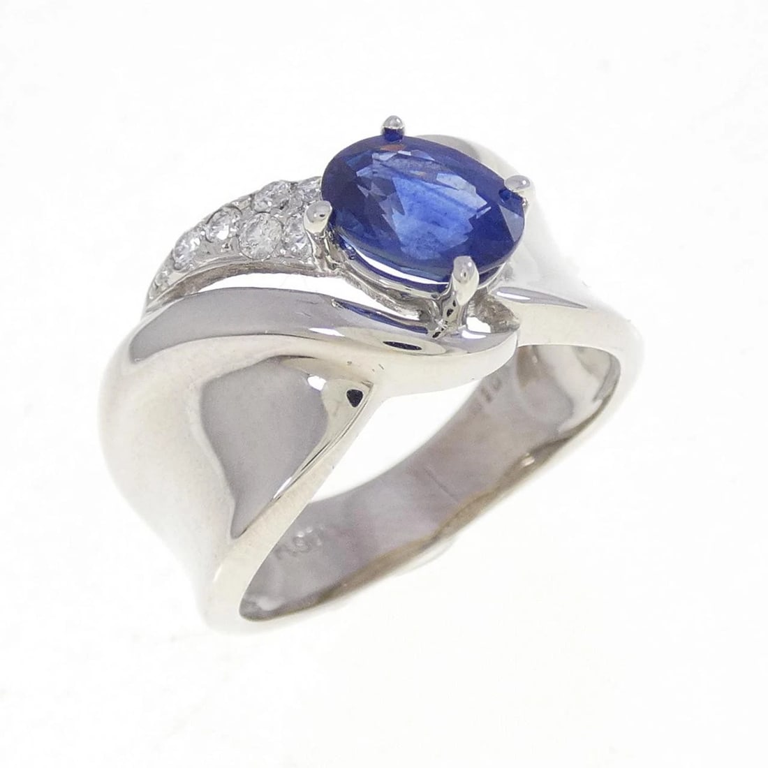 PT900 SAPPHIRE RING: PT900 Sapphire Ring Brand: Unbranded Type/Style: Sapphire Ring Material: Color: Size: US6 1/4 Accessories: None Accessories Notice: When purchasing pre-owned goods, please refer to the photos of the