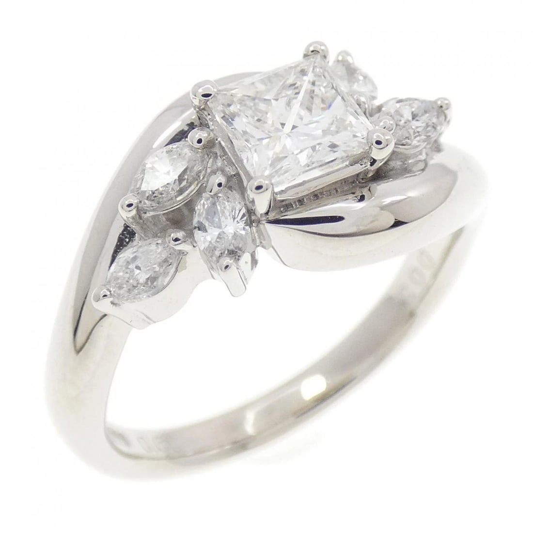 PT900 DIAMOND RING: PT900 Diamond Ring Brand: Unbranded Type/Style: Diamond Ring Material: Color: Size: US6 1/2 Accessories: None Accessories Notice: When purchasing pre-owned goods, please refer to the photos of the