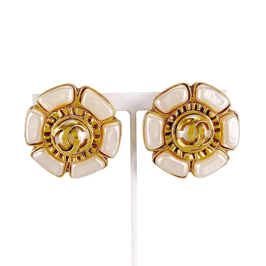 CHANEL GOLD PLATED FAKE PEARL EARRING (1 of 5)