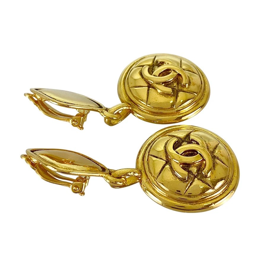 CHANEL GOLD PLATED EARRING: CHANEL Gold plated Earring Brand: CHANEL Type/Style: Earring Material: Gold Plated Color: Gold Size: Top size (not including Vatican):24.7mmx23.3mm Top size (COCO Mark):30.6mm full length:65.8mm A