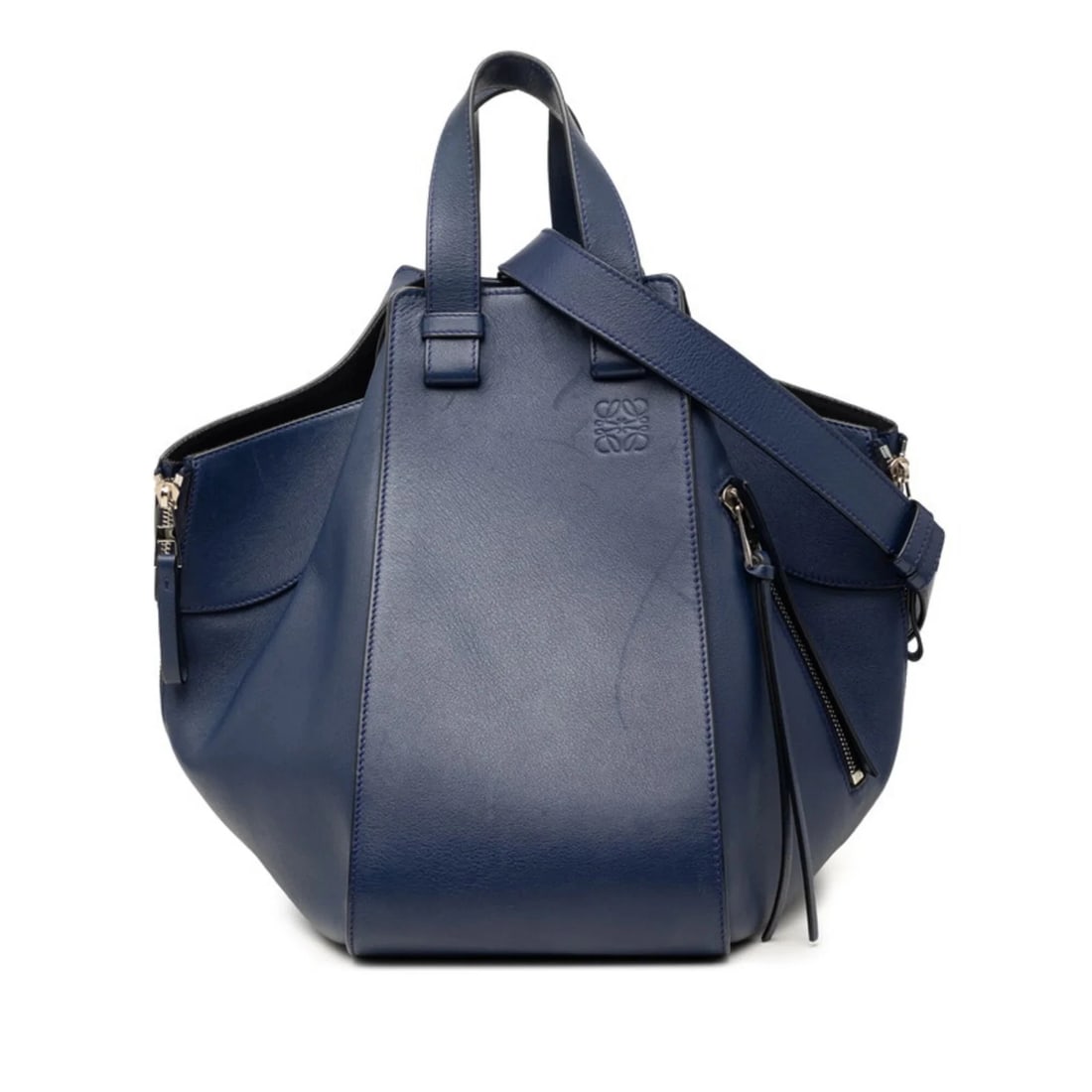 LOEWE ANAGRAM HAMMOCK MEDIUM HANDBAG: Loewe Anagram Hammock Medium Handbag Brand: Loewe Type/Style: Handbag, Shoulder bag Material: Leather Color: Navy Size: (HxWxD) 30cm x 16cm x 30cm / 11.81inch x 6.29inch x 11.81inch Accessories: N