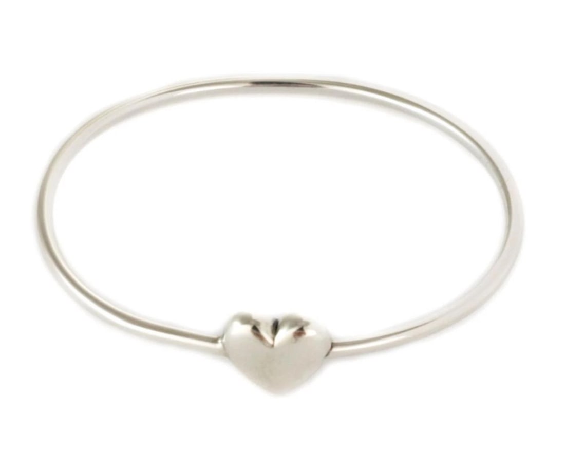 TIFFANY & CO. STERLING SILVER HEART BANGLE BRACELET: Tiffany & Co. Sterling Silver Heart Bangle Bracelet Brand: Tiffany & Co. Type/Style: Bracelet Material: Sterling silver 925 Color: Silver Size: Inner Circumference: Approximately 6.25inch Thickness: A