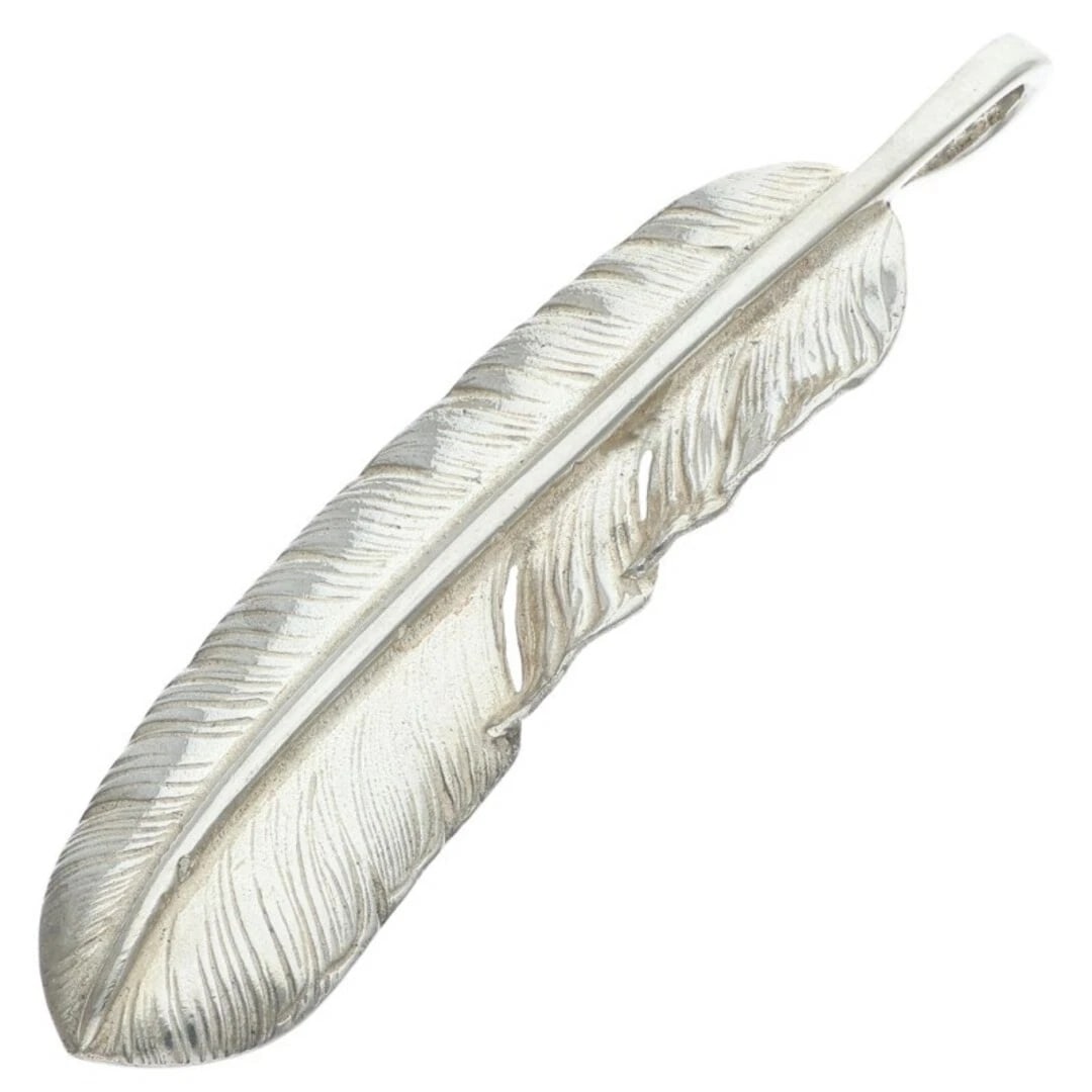 GOROWS PLAIN OVERSIZED FEATHER LEFT FACING NECKLINE TOP: Gorows Plain Oversized Feather Left Facing Neckline Top Brand: goro's Type/Style: Necklace Material: 925 Silver Color: silver Size: vertical 6.8cm Accessories: None Accessories Notice: When