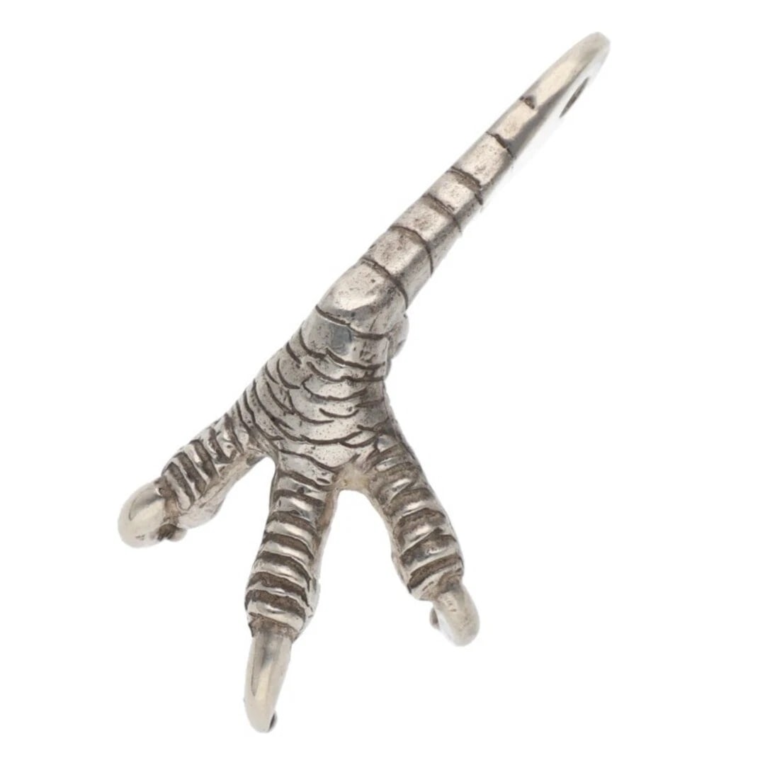 GORROWS SILVER CLAW RIGHT FACING NECKLACE TOP: Gorrows silver claw right facing necklace top Brand: goro's Type/Style: Necklace Material: 925 Silver Color: silver Size: vertical 3.5cm Accessories: None Accessories Notice: When purchasing