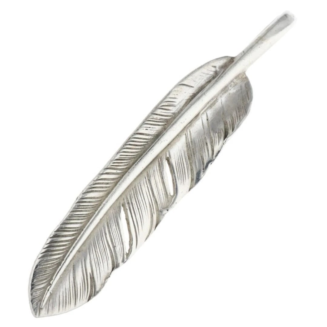 GORROWS SV FEATHER LARGE LEFT FACING NECKLACE TOP: Gorrows SV Feather Large Left Facing Necklace Top Brand: goro's Type/Style: Necklace Material: 925 Silver Color: silver Size: vertical 4.3cm Accessories: None Accessories Notice: When purchasing