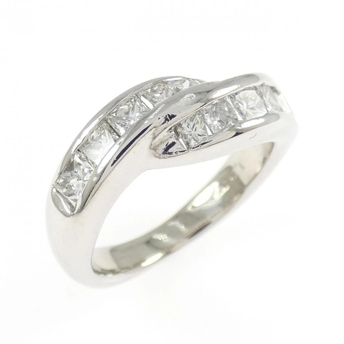 PT900 DIAMOND RING: PT900 Diamond Ring Brand: Unbranded Type/Style: Diamond Ring Material: PT900 Color: Size: US5 Accessories: None Accessories Notice: When purchasing pre-owned goods, please refer to the pho