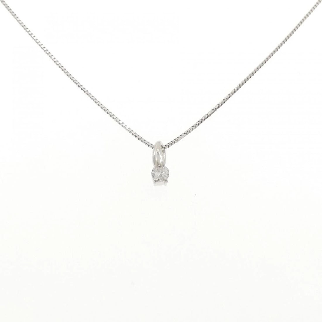 PT900/PT850 DIAMOND NECKLACE: PT900/PT850 Diamond Necklace Brand: Unbranded Type/Style: Diamond Necklace Material: PT900/PT850 Color: Size: Actual Size Pendant length approx. x width approx.: 8.3mmx3.0mm Chain maximum width