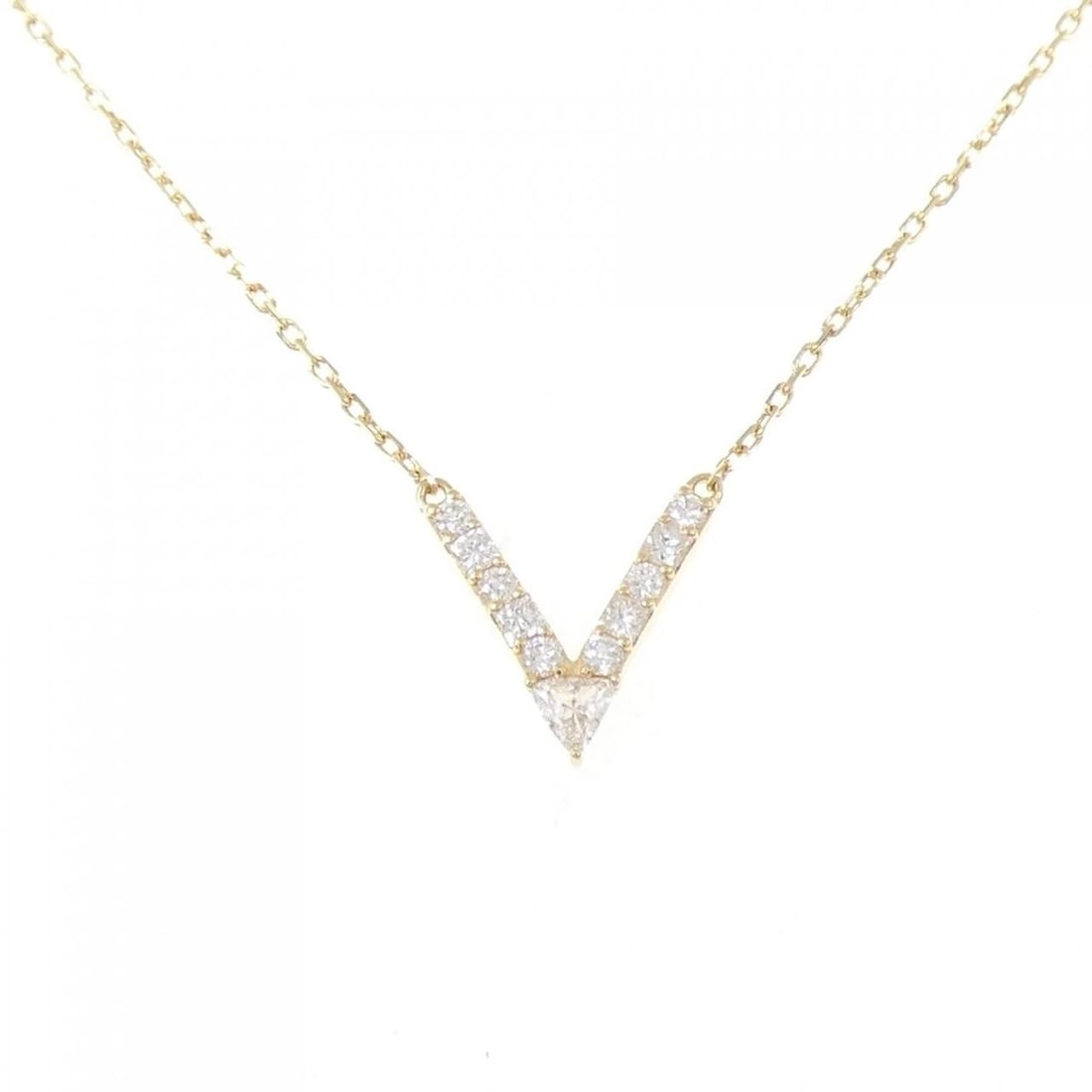 AKER VCHAIN NECKLACE: Aker VChain Necklace Brand: AHKAH Type/Style: Aker Necklace Material: 750 yellow gold Color: YG Size: Actual Size Pendant length approx. x width approx.: 9.2mmx9.1mm Chain maximum width approx.: