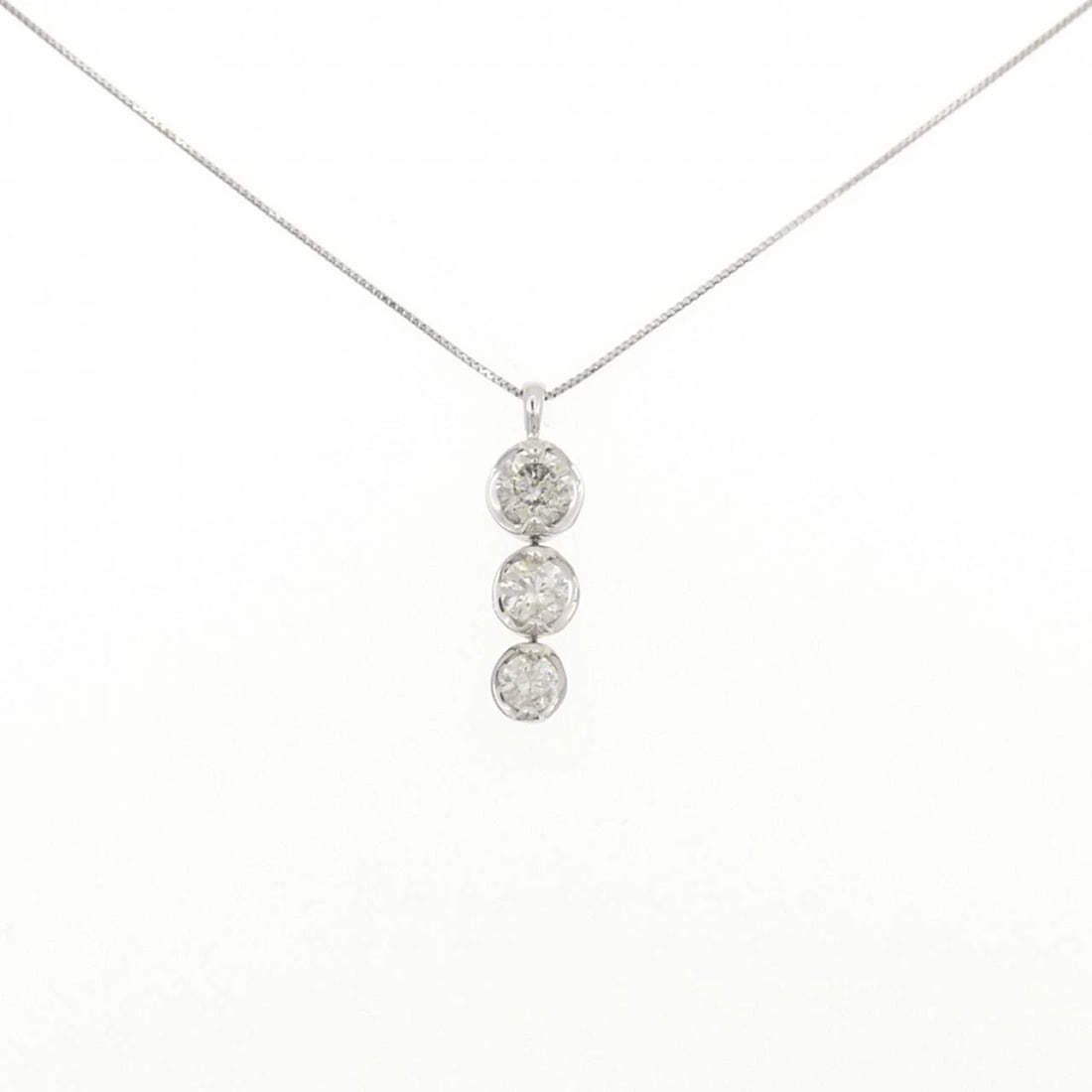 PT900/PT850 THREE STONE DIAMOND NECKLACE: PT900/PT850 Three Stone Diamond Necklace Brand: Unbranded Type/Style: Diamond Necklace Material: PT900/PT850 Color: Size: Actual Size Pendant length approx. x width approx.: 22.9mmx6.3mm Chain