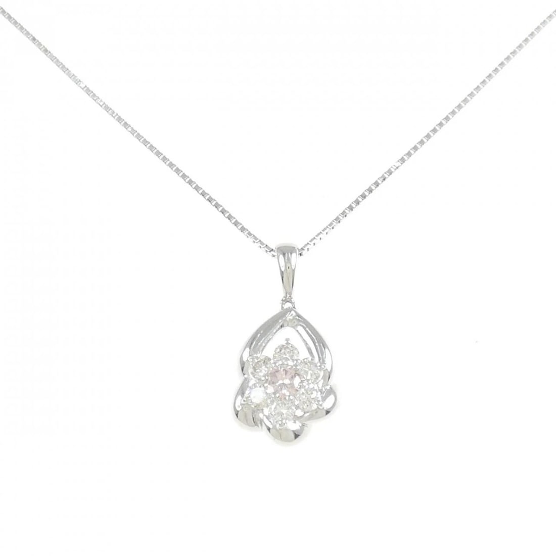 PT/PT850 DIAMOND NECKLACE: PT/PT850 Diamond Necklace Brand: Unbranded Type/Style: Necklace Material: PT/PT850 Color: Size: Actual Size Pendant length approx. x width approx.: 20.1mmx10.7mm Chain maximum width approx.: 0.7mm
