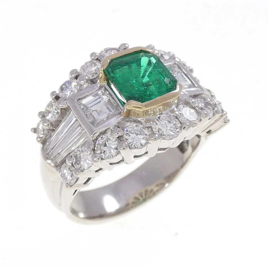 PT900/K18YG EMERALD RING: PT900/K18YG Emerald Ring Brand: Unbranded Type/Style: Emerald Ring Material: PT900/K18YG Main Stone Emerald Color: YG Size: US6 1/2 Accessories: None Accessories Notice: When purchasing pre-owned