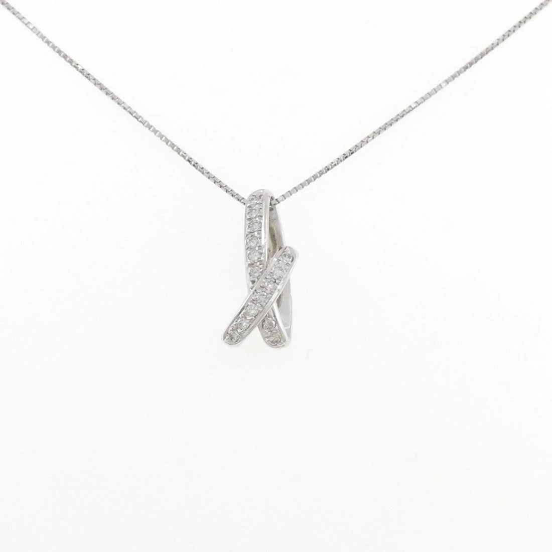 PT900/PT850 DIAMOND NECKLACE: PT900/PT850 Diamond Necklace Brand: Unbranded Type/Style: Diamond Necklace Material: PT900/PT850 Color: Size: Actual Size Pendant length approx. x width approx.: 19.1mmx8.3mm Chain maximum width