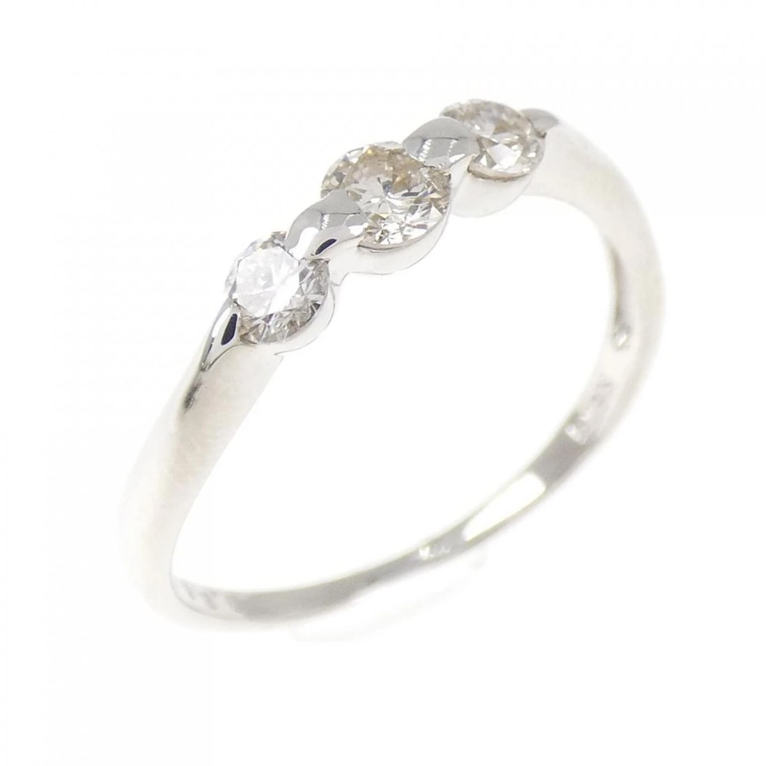 K18WG DIAMOND RING: K18WG Diamond Ring Brand: Unbranded Type/Style: Diamond Ring Material: K18WG Color: WG Size: US6 1/4 Accessories: None Accessories Notice: When purchasing pre-owned goods, please refer to the photos