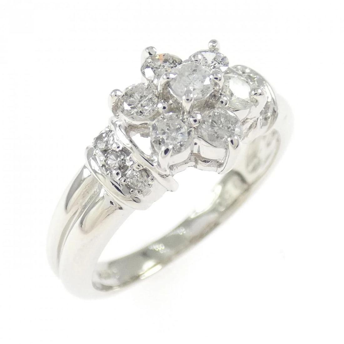 PT900 FLOWER DIAMOND RING: PT900 Flower Diamond Ring Brand: Unbranded Type/Style: Diamond Ring Material: PT900 Color: Size: US5 1/4 Accessories: None Accessories Notice: When purchasing pre-owned goods, please refer to the
