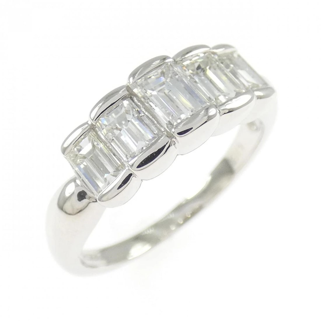 PT900 DIAMOND RING: PT900 Diamond Ring Brand: Unbranded Type/Style: Diamond Ring Material: PT900 Color: Size: US5 1/4 Accessories: None Accessories Notice: When purchasing pre-owned goods, please refer to the photos of