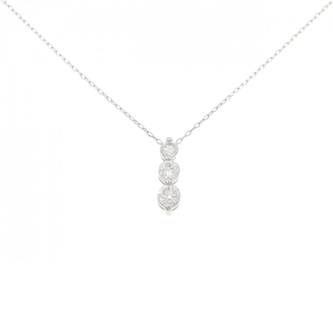 PT900/PT850 THREE STONE DIAMOND NECKLACE: PT900/PT850 Three Stone Diamond Necklace Brand: Unbranded Type/Style: Diamond Necklace Material: PT900/PT850 Color: Size: Actual Size Pendant length approx. x width approx.: 16.0mmx4.6mm Chain