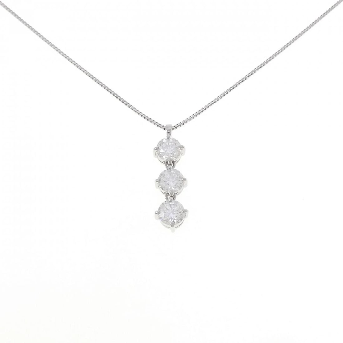 PT900/PT850 THREE-STONE DIAMOND NECKLACE: PT900/PT850 Three-Stone Diamond Necklace Brand: Unbranded Type/Style: Diamond Necklace Material: PT900/PT850 Color:None Size: Actual Size Pendant length approx. x width approx.: 19.4mmx5.6mm Chain