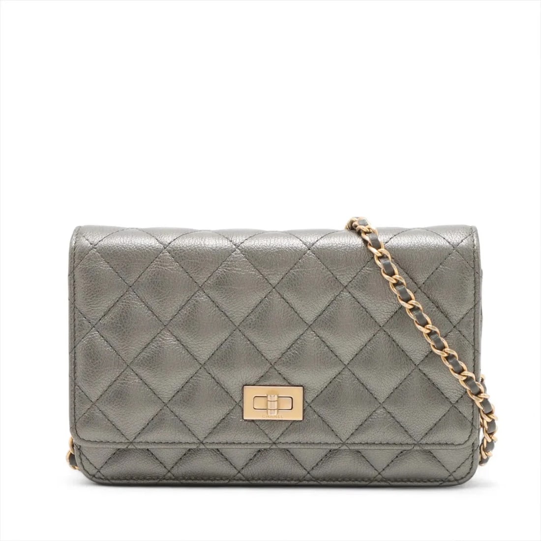 CHANEL MATELASSE 2.55 LEATHER CHAIN WALLET SILVER GOLD METAL: Chanel Matelasse 2.55 Leather Chain Wallet Silver Gold Metal Brand: Chanel Type/Style: Shoulder Bag Material: Leather Color: Silver Size: Height:4.7inchLength:7.5inchDepth:1.8inch Accessories: None