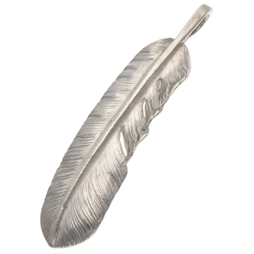GOROWS PLAIN OVERSIZED FEATHER LEFT FACING NECKLINE TOP: Gorows Plain Oversized Feather Left Facing Neckline Top Brand: goro's Type/Style: Necklace Material: 925 Silver Color: silver Size: vertical 6.8cm Accessories: None Accessories Notice: When