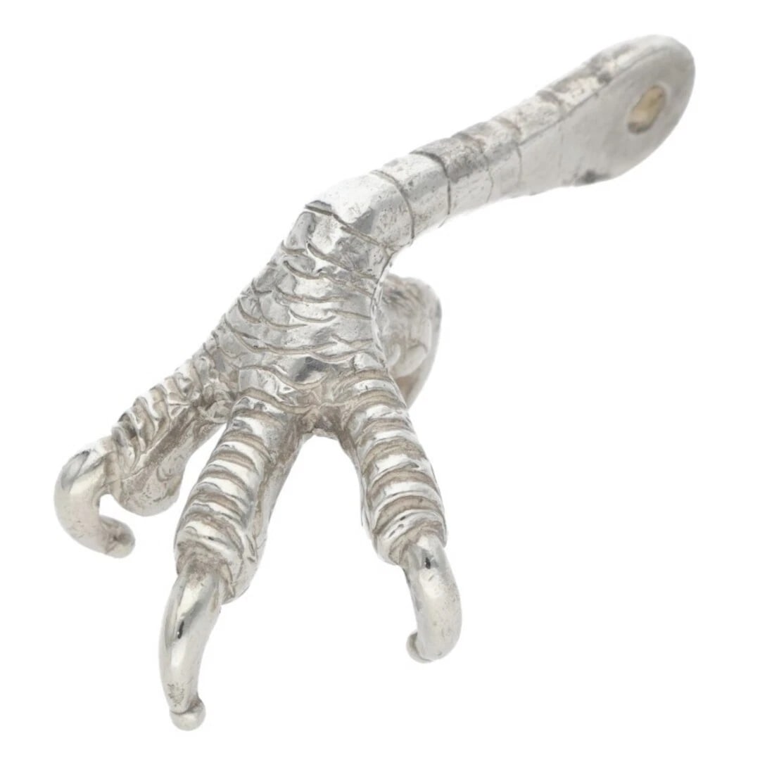 GORROWS SILVER CLAW RIGHT FACING NECKLACE TOP: Gorrows silver claw right facing necklace top Brand: goro's Type/Style: Necklace Material: 925 Silver Color: silver Size: vertical 3.5cm Accessories: None Accessories Notice: When purchasing