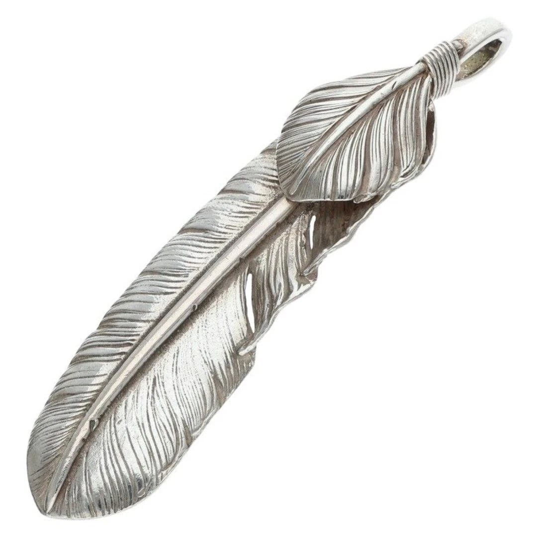 GORROWS OVERSIZED FEATHER LEFT-FACING NECKLACE TOP: Gorrows Oversized Feather Left-Facing Necklace Top Brand: goro's Type/Style: Necklace Material: 925 Silver Color: silver Size: vertical 6.8cm Accessories: None Accessories Notice: When purchasing