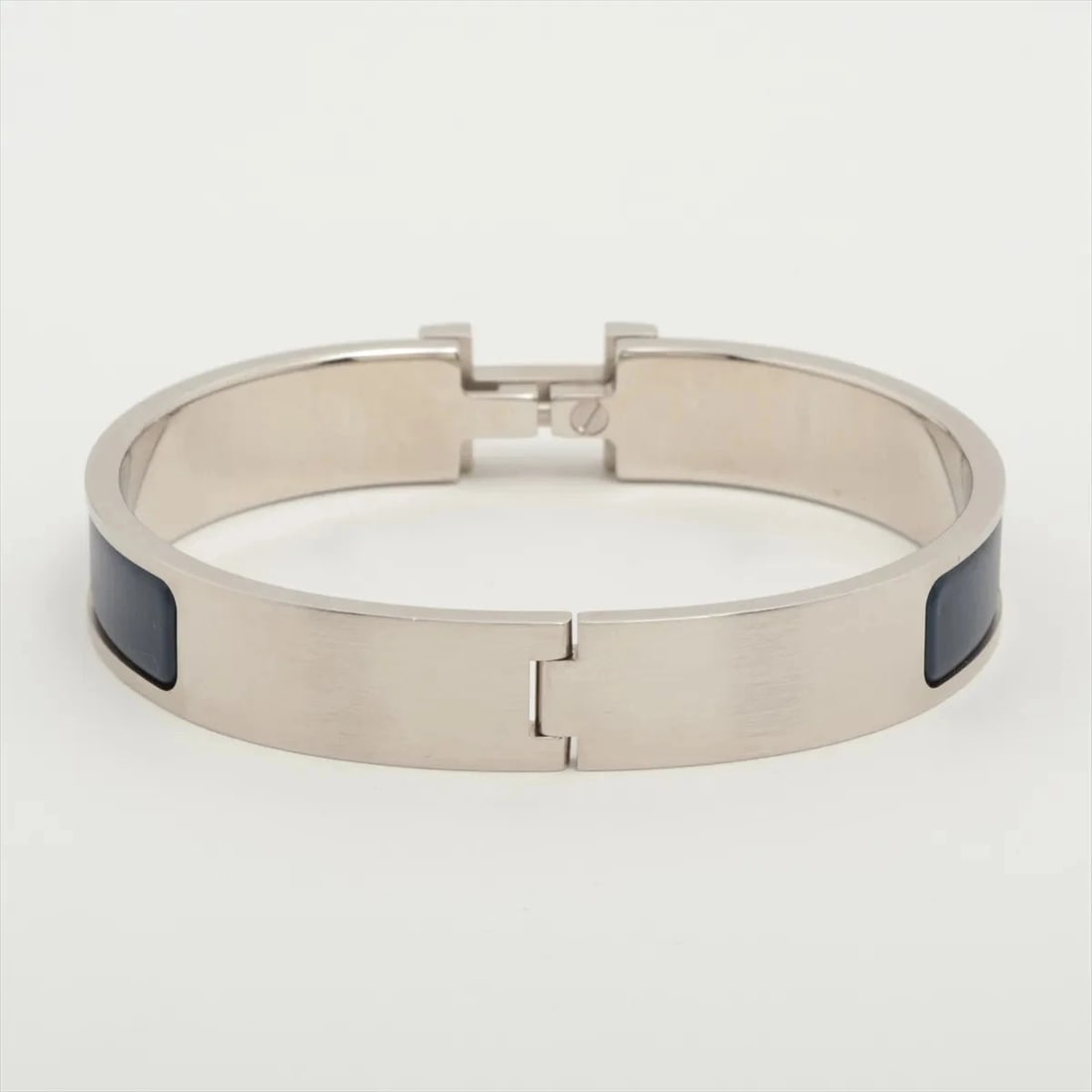 HERMES CLICK HH FANS BANGLE GP SILVER X NAVY: Hermes click HH fans Bangle GP Silver x navy Brand: Hermes Type/Style: Bracelet Material: GP Color: Silver x navy Size: Bracelet length:17cm Accessories: None Accessories Notice: When purchasing